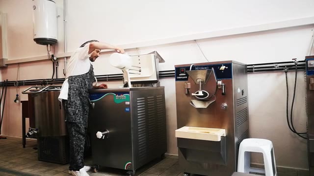 Marco Mazzotti prepara una miscela nel laboratorio di Crème Caramel Bio